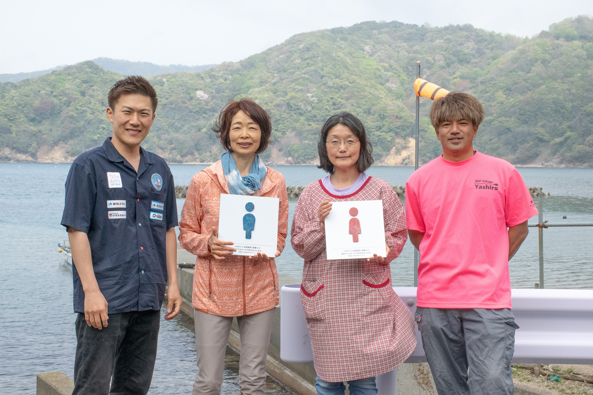 海ごみアップサイクルトイレサインを海水浴場に設置！