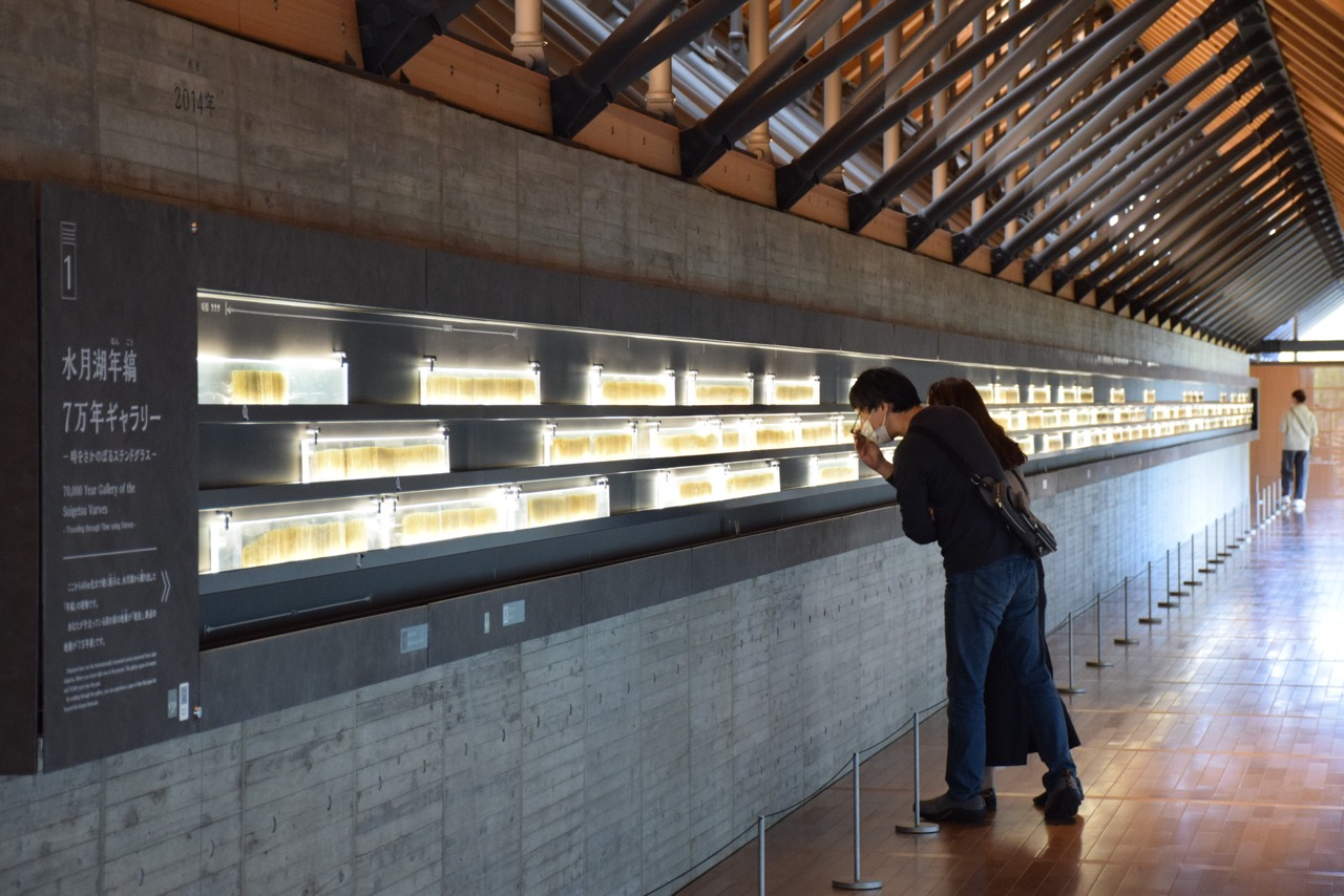 福井県の水月湖の年縞は世界標準！