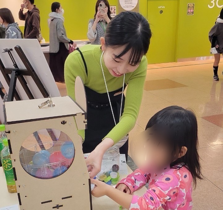 ペットボトルガチャガチャを回してる様子