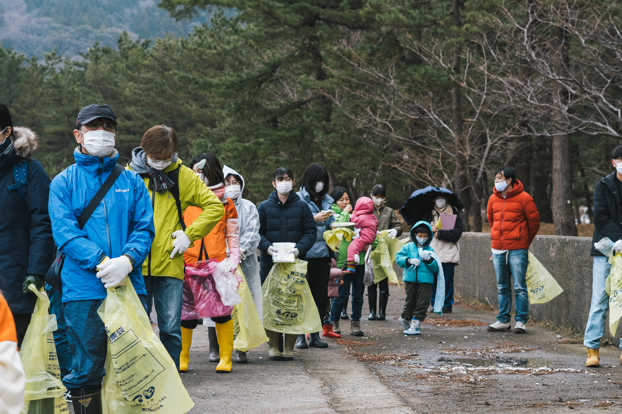 海ごみ回収前の説明を聞く、参加者の皆さん